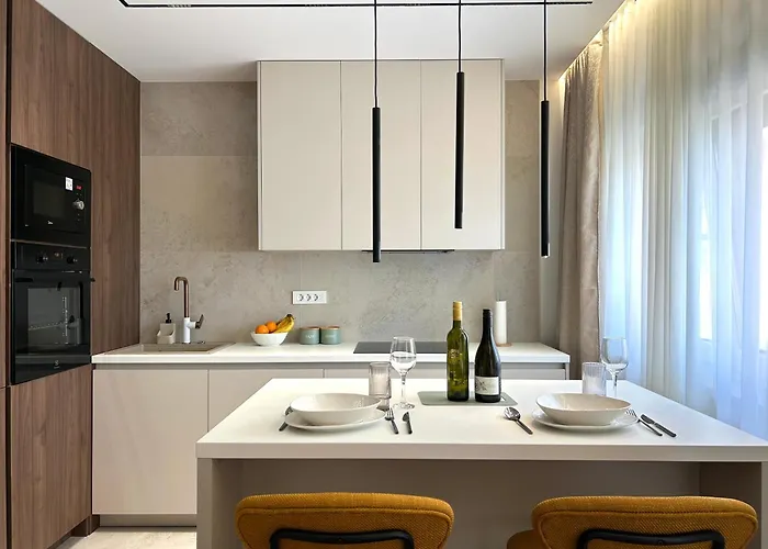 Ana With Private Parking Apartament Makarska