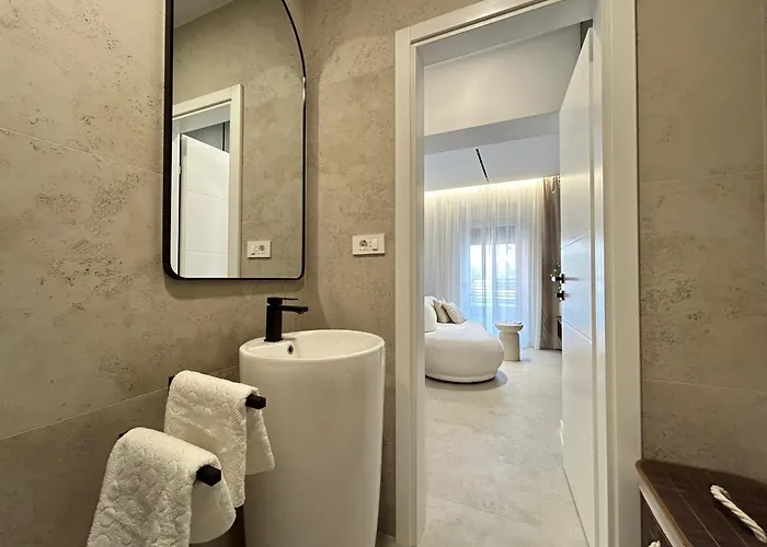 Ana With Private Parking Apartament Makarska