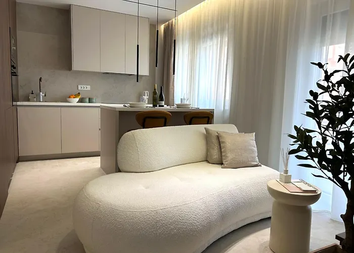 Ana With Private Parking Apartament Makarska